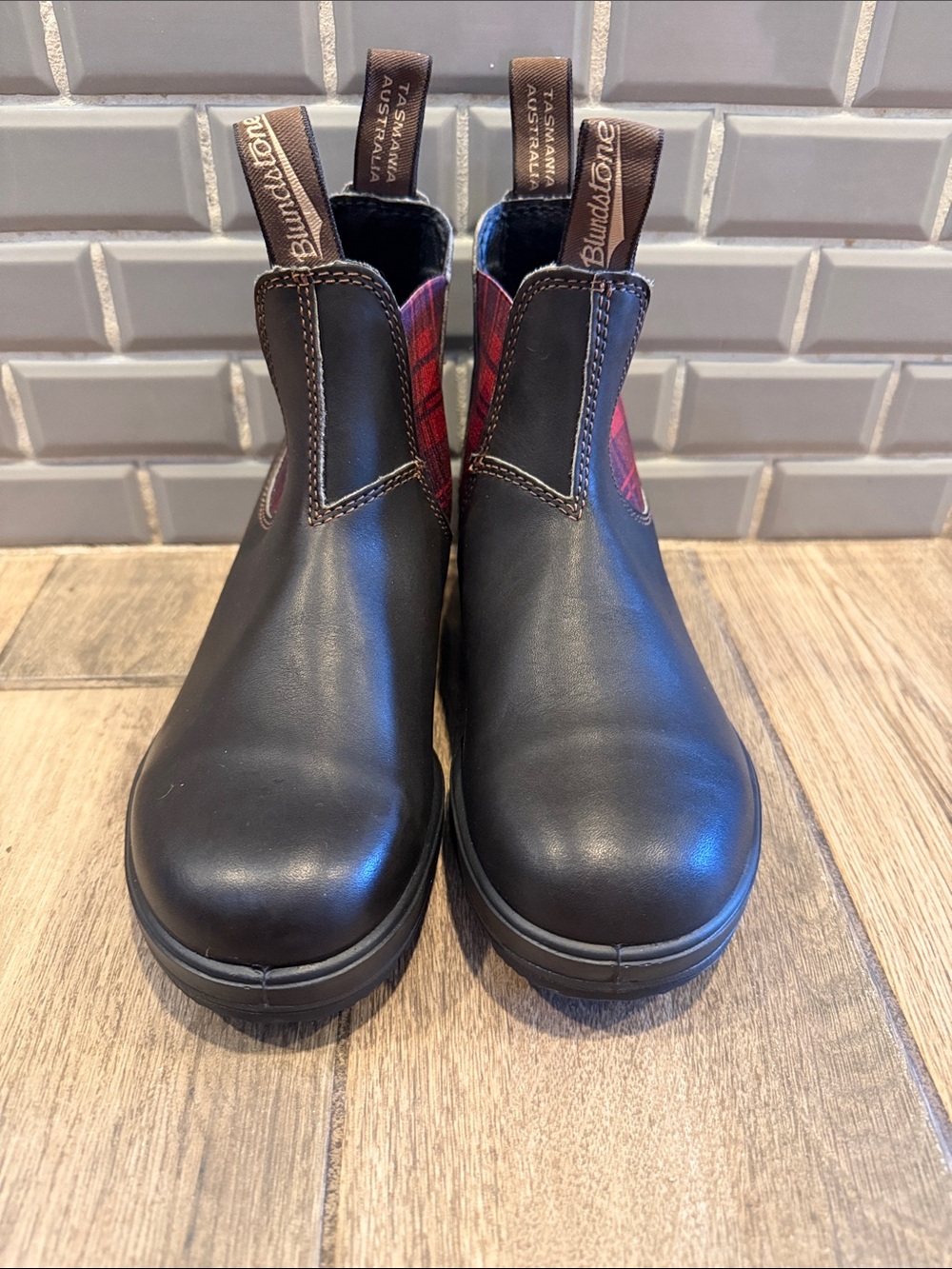 Blundstone Kids Brown Leather Chelsea Boots with Red Plaid Panels